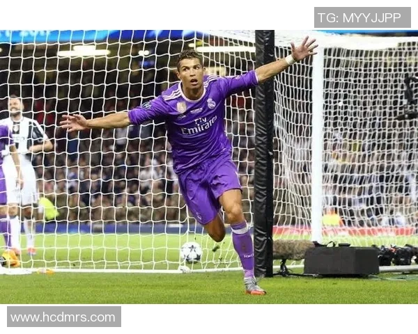 球迷疯狂冲入场内抢夺C罗球衣引发热议的欧冠奇观